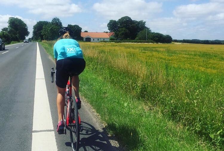 Kvinde på cykel. 